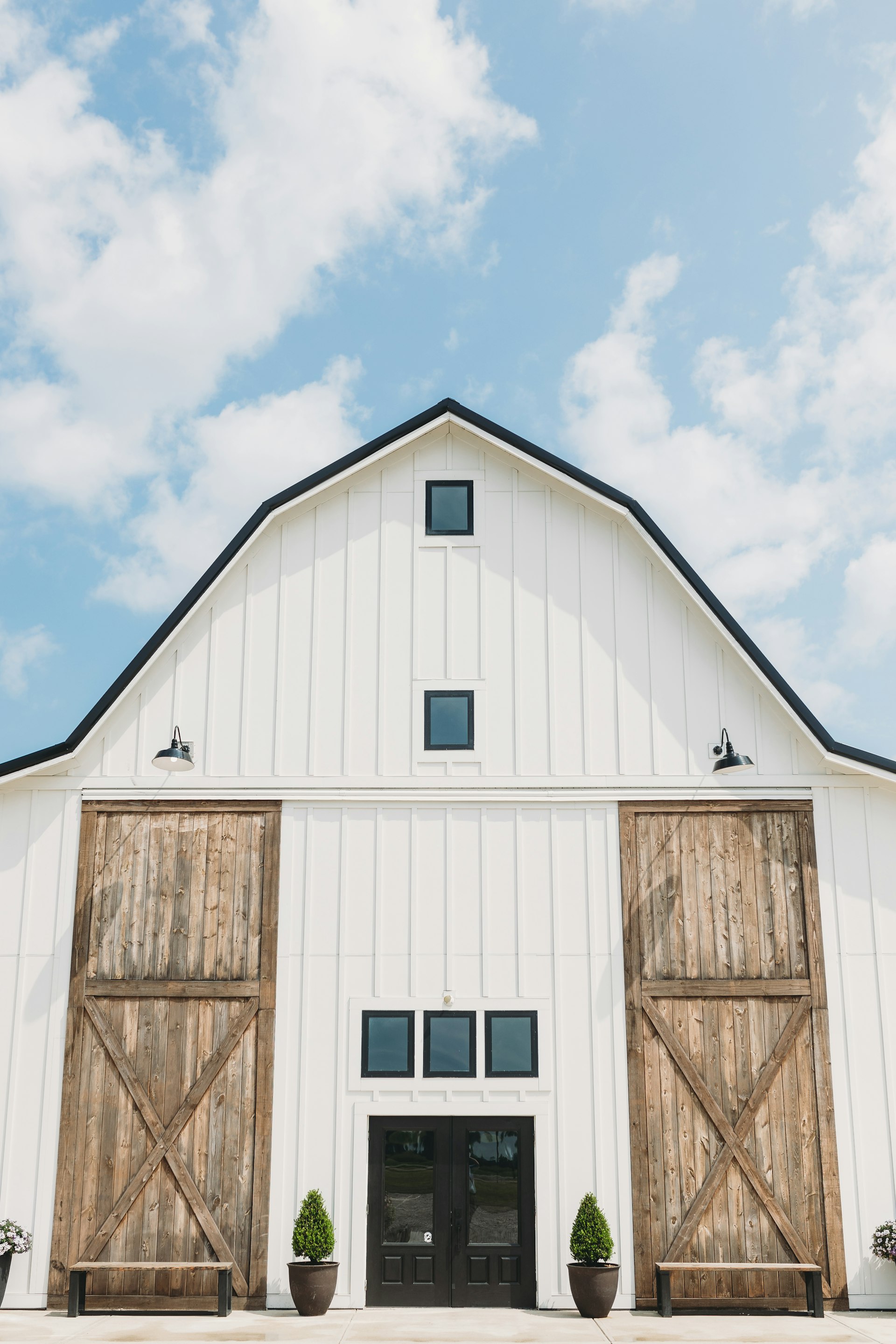 Witte hoeve met grote houten deuren