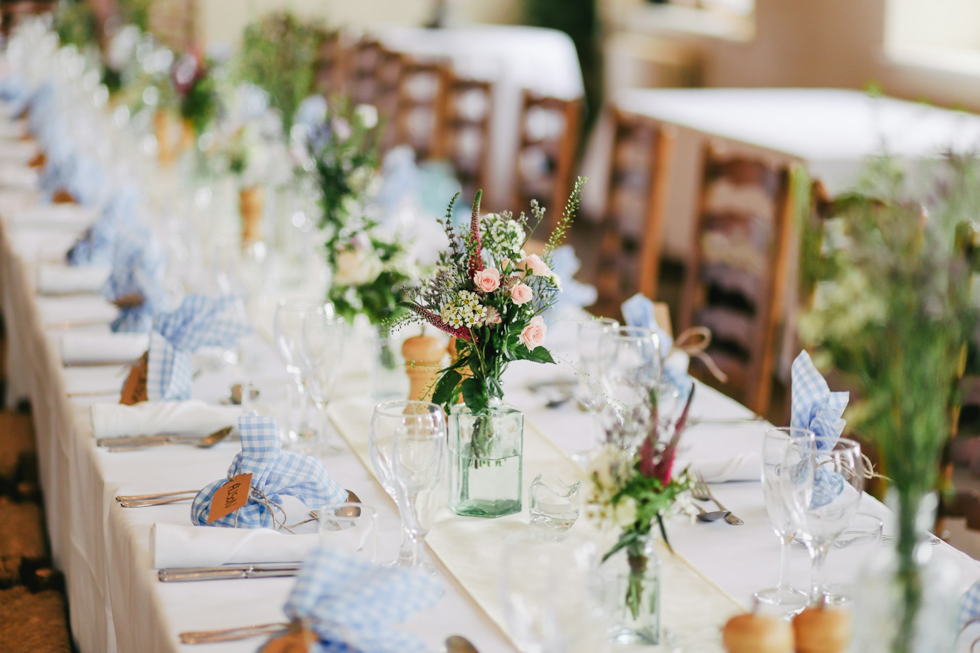 Lange tafel met warme verlichting